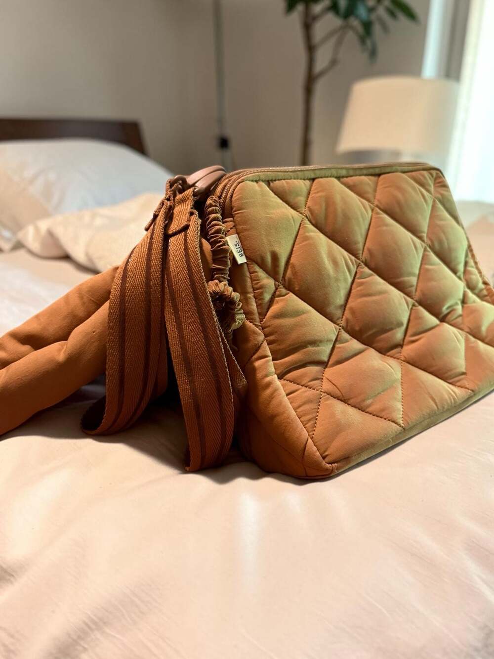 BEIS The Quilted purse, Sleeve in Cognac